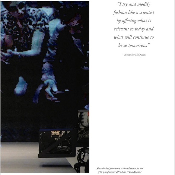 Alexander McQueen: Evolution - Mint Condition - Picture 5 of 6